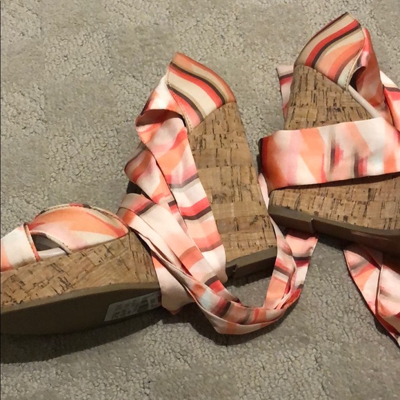 Le Chateau Wedge Heels - Picture 2 of 3